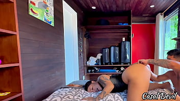 Encontrei essa rabuda gostosa na piscina e fodi ela no quarto quando minha namorada saiu