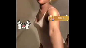 Bigo girl delebrately dance in front of camera to entertain viewers