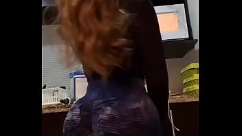 Sacudiendo las tetas