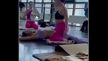 Groupe de fille qui font de l'aerobie en position sexuelle