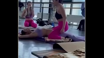 Groupe de fille qui font de l'aerobie en position sexuelle