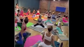 Groupe de fille qui font de l'aerobie en position sexuelle