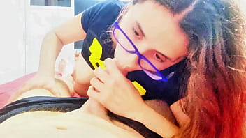 Flor se olvido su regalo y lo paga con su boca coño y ano