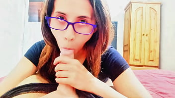 Flor se olvido su regalo y lo paga con su boca coño y ano