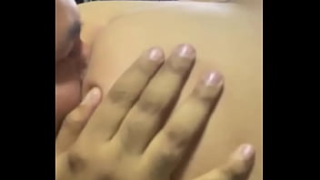 Milf cachonda colombiana busca a su amigo para que la haga gemir de placer en el hotel