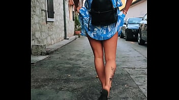 I walk around the city without panties and show my pussy to people