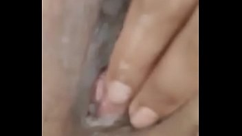 Mi Tragona Sacandose Su Lechesita thumbnail