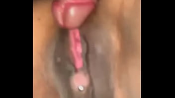 Esposa esfregando sem camisinha na cabine de swing