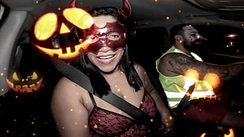 Ela voltou da festa de halloween toda arrombadinha e gozadinha