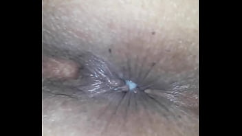 Haciéndole el culo a mi esposa madura gozando y dejando leche