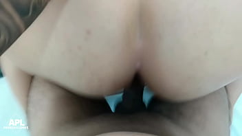 Comparto habitacion con mi compañera de la universidad y me encuentro a la puta bien cachonda sin ropa interior parte 2