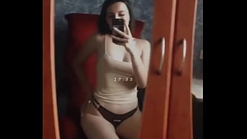 Chica hot se pone cerda pene delante del espejo mientras se toca