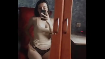 Chica hot se pone cerda pene delante del espejo mientras se toca