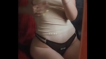 Chica hot se pone cerda pene delante del espejo mientras se toca