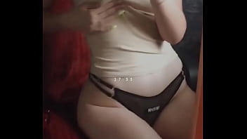 Chica hot se pone cerda pene delante del espejo mientras se toca