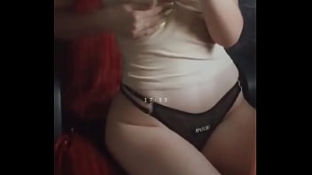 Chica hot se pone cerda pene delante del espejo mientras se toca