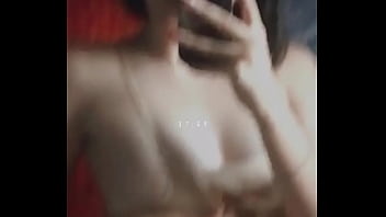 Chica hot se pone cerda pene delante del espejo mientras se toca