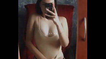 Chica hot se pone cerda pene delante del espejo mientras se toca