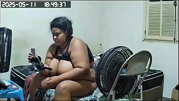 Camera de segurança grava madrasta traindo marido e mostrando sua grande buceta