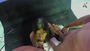 Latina depravada le gusta chupar dos pollas al mismo tiempo