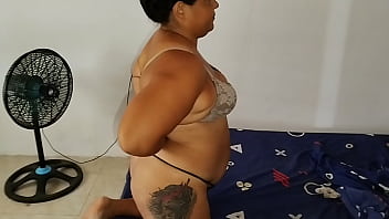¡bbw colombiana la puta seduce al vecino para que le chupe el culo y termina en una buena y dura follada