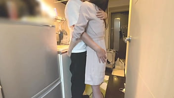 【個人撮影】キッチンで料理中の可愛い彼女をいきなり襲って立ちバックで生中出しsex日本人素人カップルの生々しい日常 japanese amateur hentai