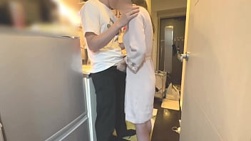 【個人撮影】キッチンで料理中の可愛い彼女をいきなり襲って立ちバックで生中出しsex日本人素人カップルの生々しい日常 japanese amateur hentai