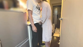 【個人撮影】キッチンで料理中の可愛い彼女をいきなり襲って立ちバックで生中出しsex日本人素人カップルの生々しい日常 japanese amateur hentai