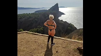 J'aime m'exhiber en pleine nature qui sait tu passera peut etre par la et hummmm