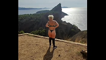 J'aime m'exhiber en pleine nature qui sait tu passera peut etre par la et hummmm