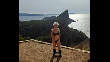 J'aime m'exhiber en pleine nature qui sait tu passera peut etre par la et hummmm