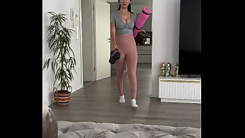 Nonton Stepmom And Her Torn Leggings. Yoga Goes Totally Wrong! (mobile-friendly) thumbnail