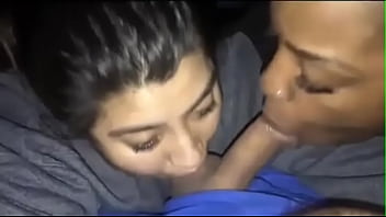 2 putas me chupan la verga