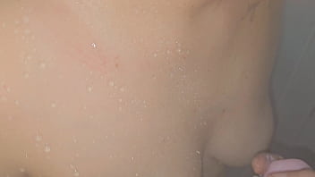 Sempre que meu marido sai eu peço ajuda para meu enteado no banho