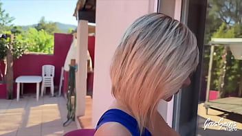 Lisa blonde aux gros seins veut deux bites pour la détruire