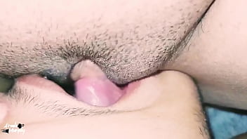 Gatita puta en celo quiere lamida de coño