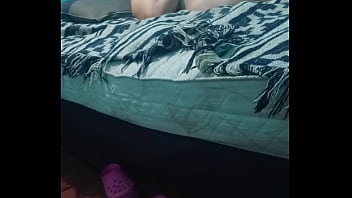 Acariciando su piel con crema hidratante