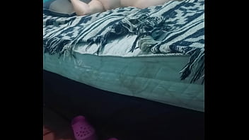 Acariciando su piel con crema hidratante