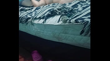 Acariciando su piel con crema hidratante