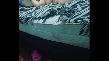 Acariciando su piel con crema hidratante