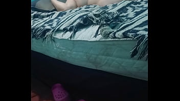 Acariciando su piel con crema hidratante