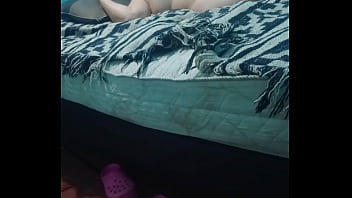 Acariciando su piel con crema hidratante