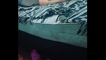 Acariciando su piel con crema hidratante