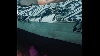 Acariciando su piel con crema hidratante