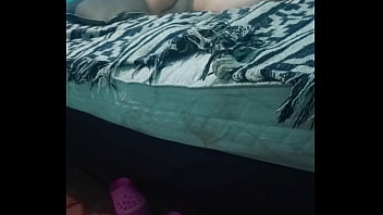 Acariciando su piel con crema hidratante