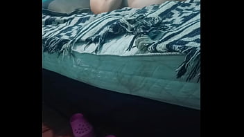 Acariciando su piel con crema hidratante