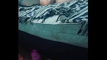 Acariciando su piel con crema hidratante