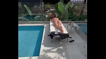 Conozco un chico en la piscina y me detona