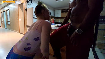 Garota tranza sexo com o seu p4d4str0 enquanto sua m4m4e faz afazeres domesticos