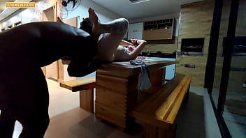 Garota tranza sexo com o seu p4d4str0 enquanto sua m4m4e faz afazeres domesticos